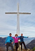 07 Alla croce di vetta della cima est della Corna Trentapassi (1151 m)